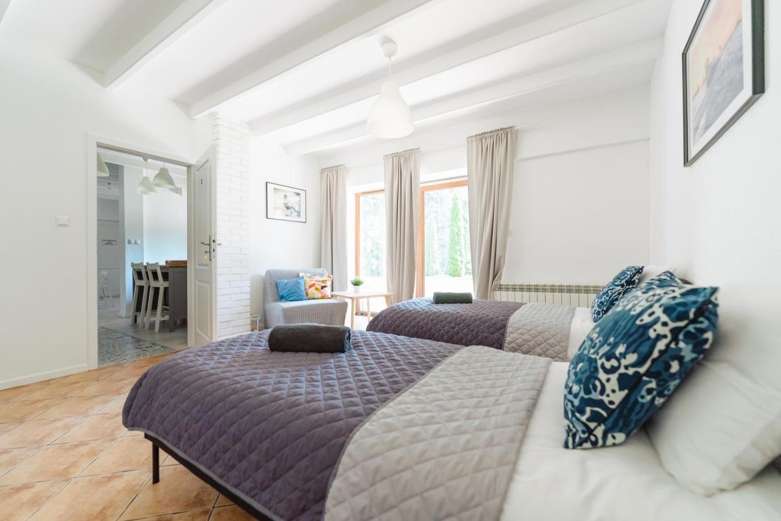 Wake Villa Brwinow Экстерьер фото