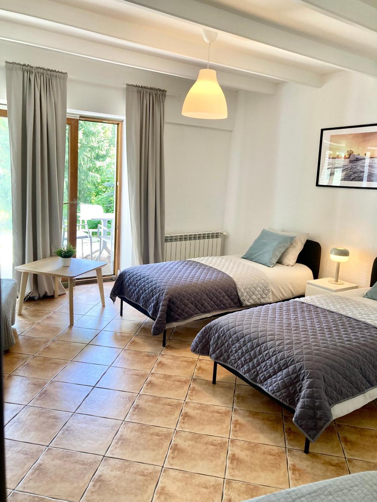 Wake Villa Brwinow Экстерьер фото